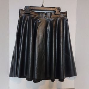 🌟3 $10 items for $20Forever 21 faux leather skirt